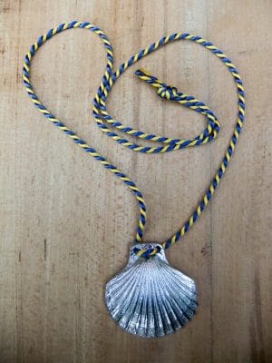 Schelp in tin met blauw-geel touw