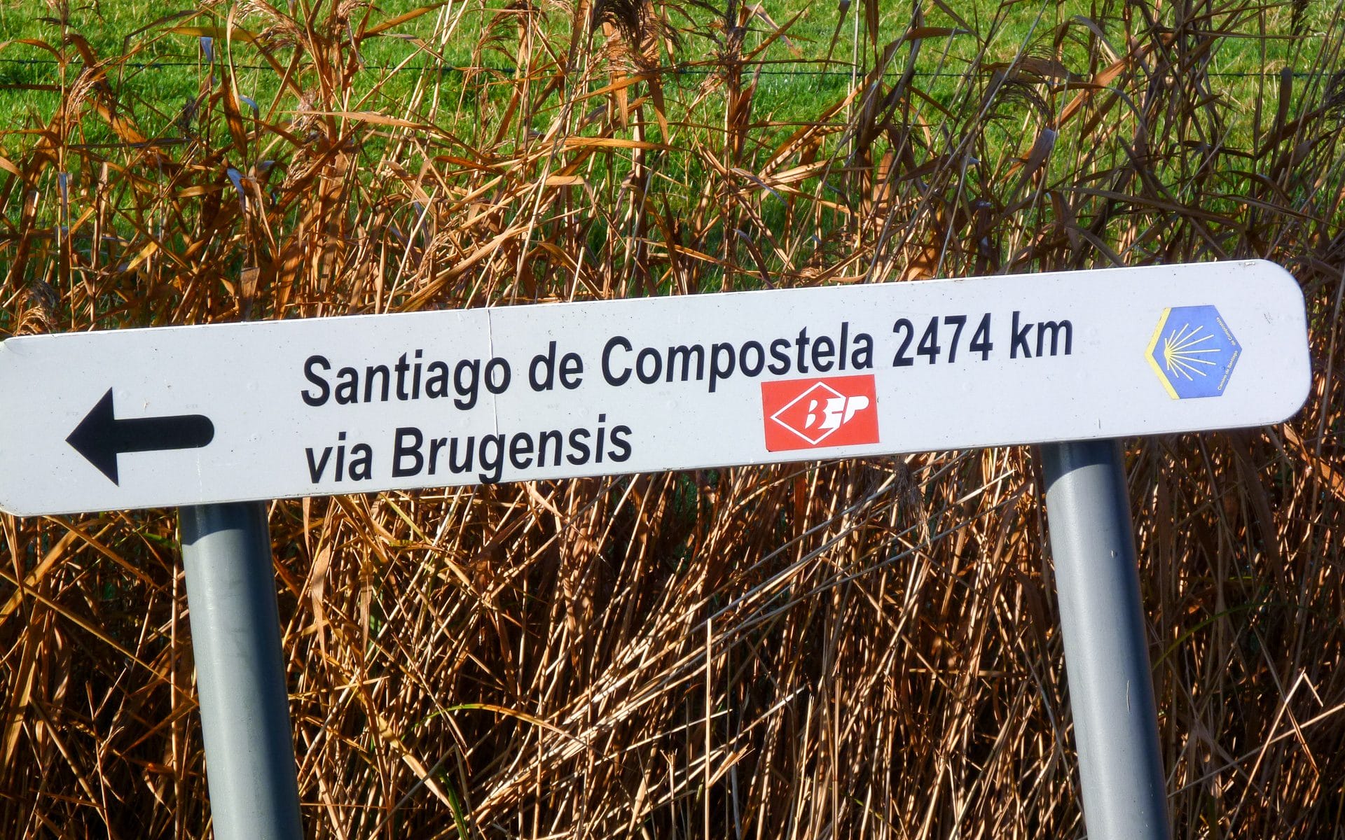 Wegwijzer aan de Sint-Jakobskerk van Hoeke