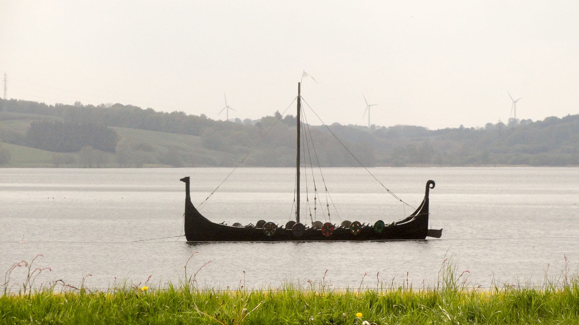 Vikingboot op het meer van Jels