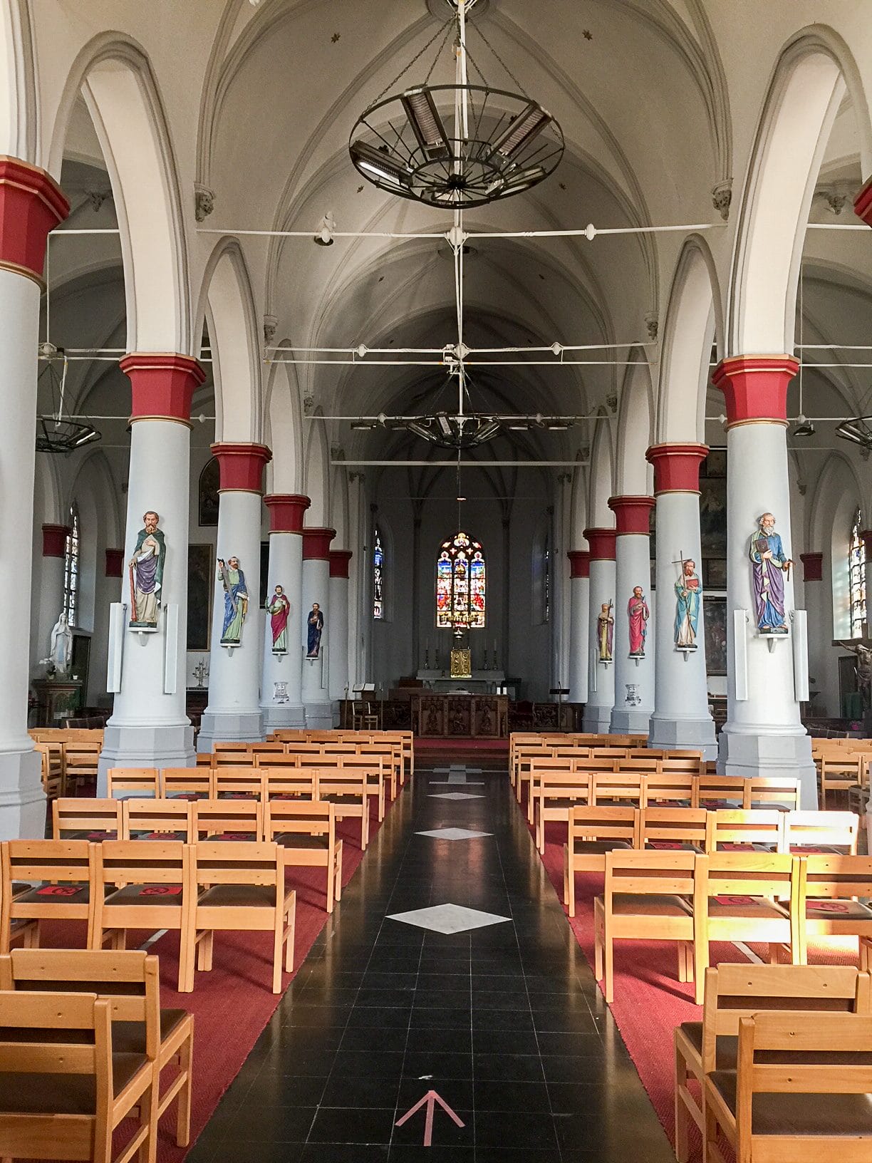 Interieur van de Sint-Jacob de Meerderekerk in Gits