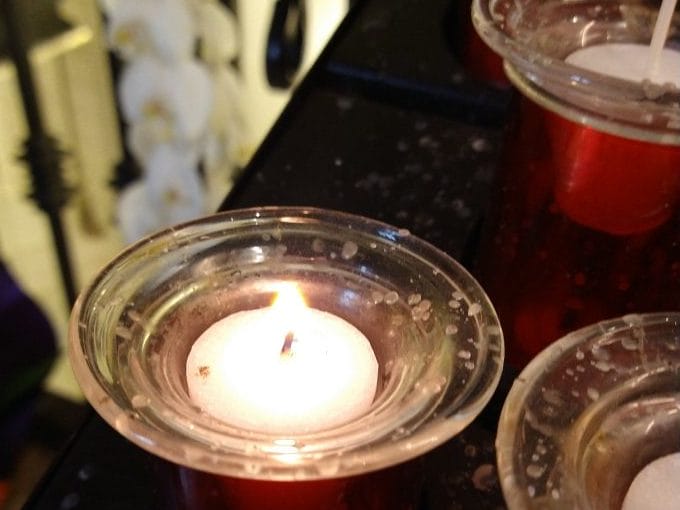 Een kaarsje branden in de kathedraal van Santander