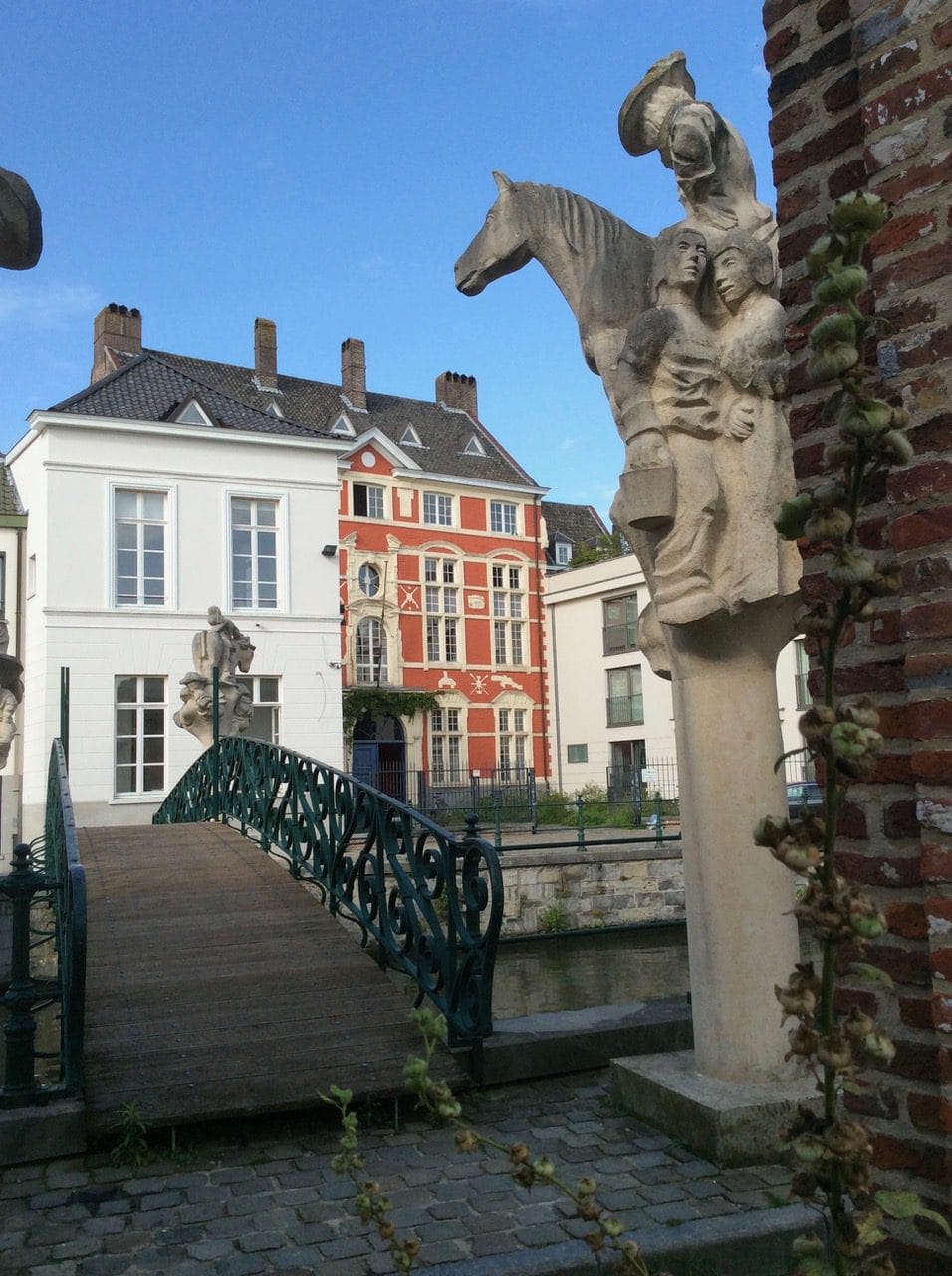 Zicht op de St-Vincentiuskapel met de Brug der Keizerlijke Geneugten