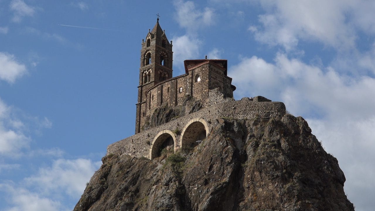 Rocher St.-Michel d' Aiguilhe met kapel in LePuy-en-Velay