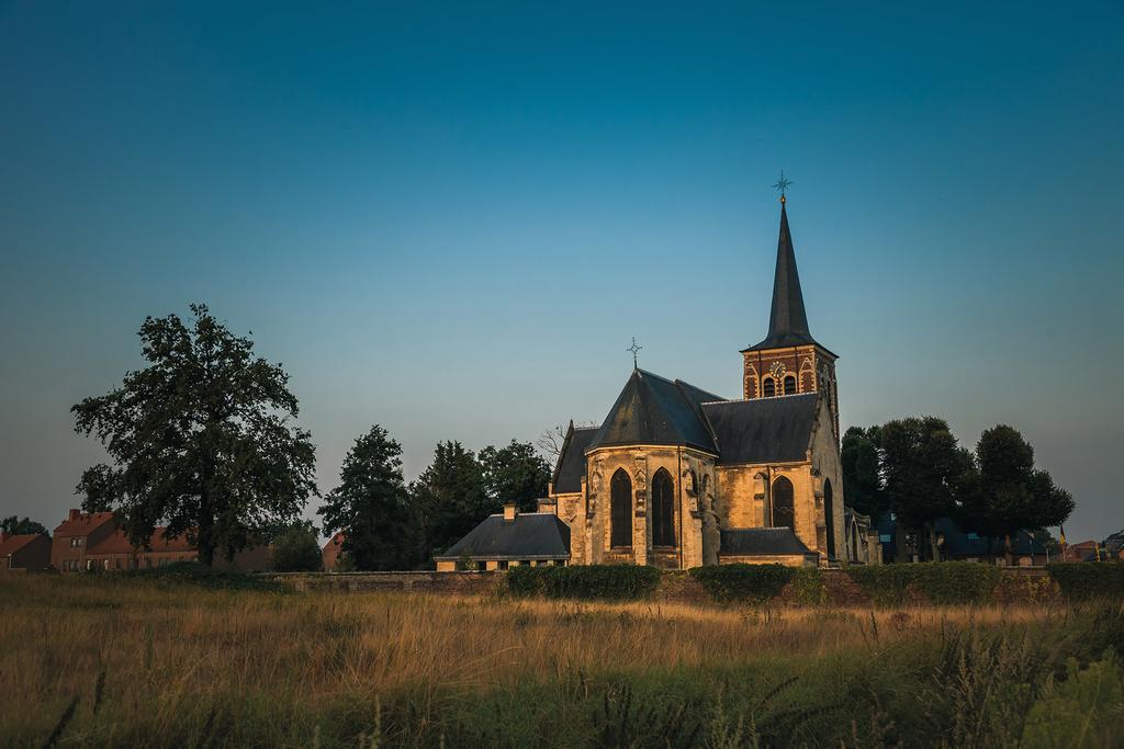 De Sint-Lambertuskerk in Neeroeteren, die we kort bezoeken alvorens te starten met onze wandeling.
