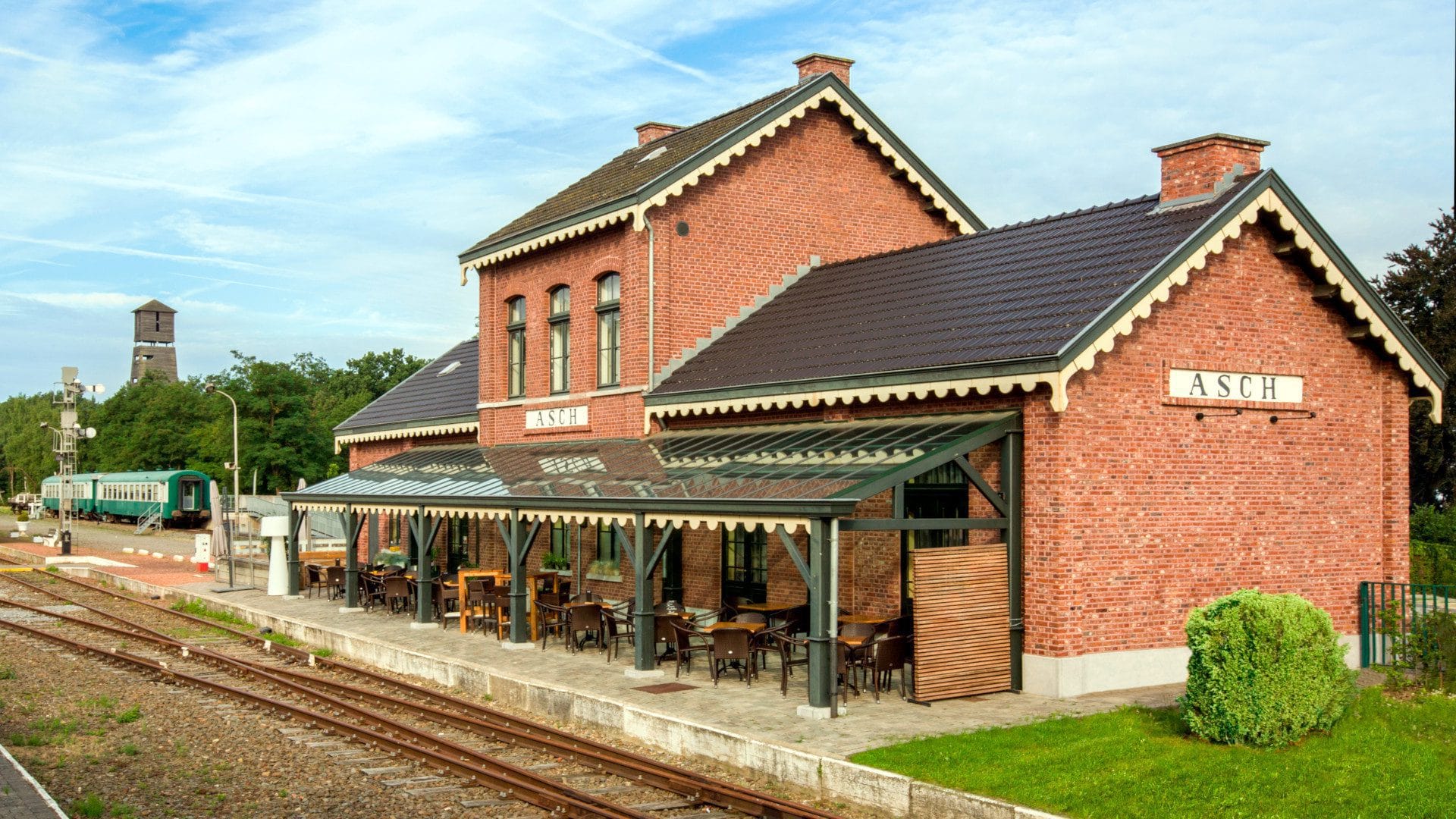 Het pittoreske stationnetje van As, eindpunt van onze wandeling, stille getuige van het Limburgse steenkoolmijnverleden.