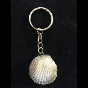 Sleutelhanger met tinnen schelp