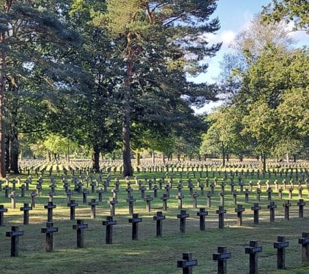 De ongeveer 39.100 doden liggen per twee onder één grafkruis uit kiezelbeton, symmetrisch verspreid over 62 perken, op een grootse grasvlakte.