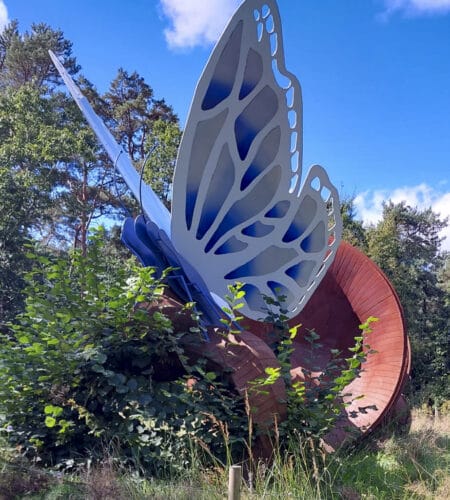 De vlindersculptuur van Will Beckers: van ei naar rups, van rups naar pop, van pop naar vlinder.